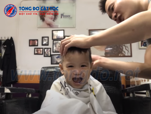 Hướng dẫn cắt tóc cho trẻ kiểu tóc đơn giản phù hợp với mùa hè nóng bức 4 cat toc cho tre hop voi mua he