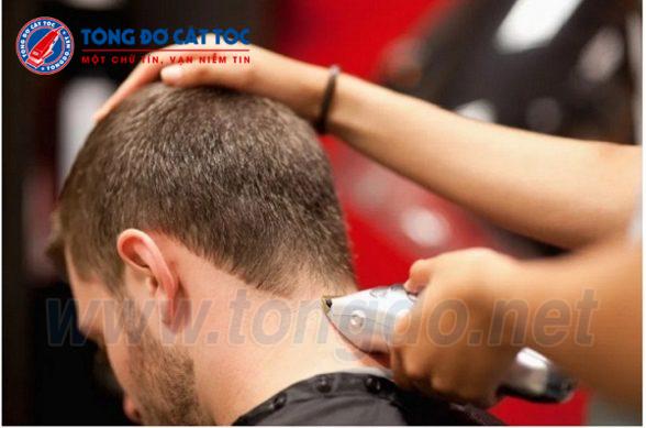 Sự tự tin và nam tính của người đàn ông sẽ được thể hiện rõ nét qua kiểu tóc nam cắt bằng tông đơ codos chuyên nghiệp. Hình ảnh liên quan sẽ giúp bạn đánh giá và chọn lựa đúng nhà cung cấp dịch vụ cắt tóc.