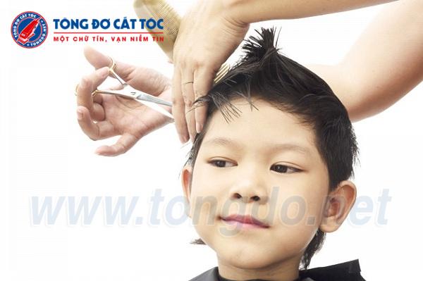Nên dùng tông đơ trẻ em hay kéo cắt tóc cho bé? 1 Nên dùng tông đơ trẻ em hay kéo cắt tóc cho bé? 1