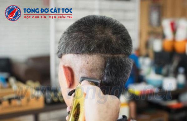 Tông đơ cắt tóc là một trong những phương pháp tạo kiểu tóc nhanh chóng và hiệu quả nhất hiện nay. Với đội ngũ thợ chuyên nghiệp và tay nghề cao của mình, chúng tôi cam kết mang đến cho bạn một kiểu tóc tuyệt đẹp và phù hợp.