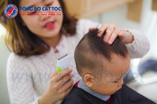 Sự an toàn của bé trai là ưu tiên hàng đầu khi cắt tóc, đặc biệt là với sơ sinh. Chúng tôi cam kết sử dụng những công cụ, phương pháp và sản phẩm an toàn cho bé yêu của bạn. Hãy để chúng tôi chăm sóc cho mái tóc của bé!