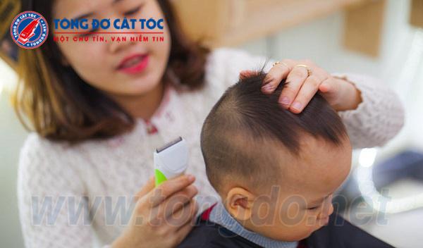 Nếu bạn sợ cắt tóc cho trẻ em bằng kéo, hãy thử sử dụng tông đơ. Cắt tóc bằng tông đơ cũng có thể cho kết quả tuyệt vời và an toàn cho trẻ em của bạn. Hãy click vào hình ảnh để tham khảo cách cắt tóc bằng tông đơ cho trẻ em.