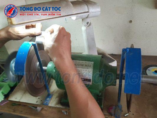 Nên sử dụng máy mài tông đơ cắt tóc hay mua lưỡi tông đơ mới? Nên sử dụng máy mài tông đơ cắt tóc hay mua lưỡi tông đơ mới?