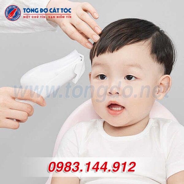 Kinh nghiệm vàng khi dùng tông đơ cắt tóc cho bé có hút tóc Kinh nghiệm vàng khi dùng tông đơ cắt tóc cho bé có hút tóc