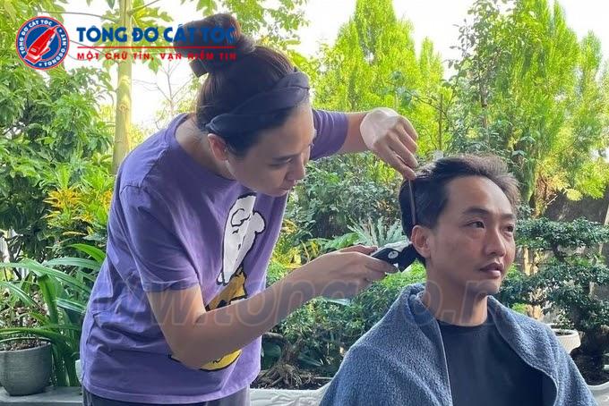 Chùm ảnh cắt tóc tại nhà mùa dịch của hàng loạt sao Việt 1 Chùm ảnh cắt tóc tại nhà mùa dịch của hàng loạt sao Việt 1