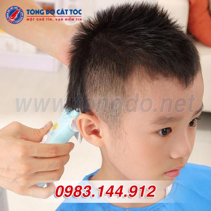 Tông đơ cắt tóc cho bé Nguyễn Kim 