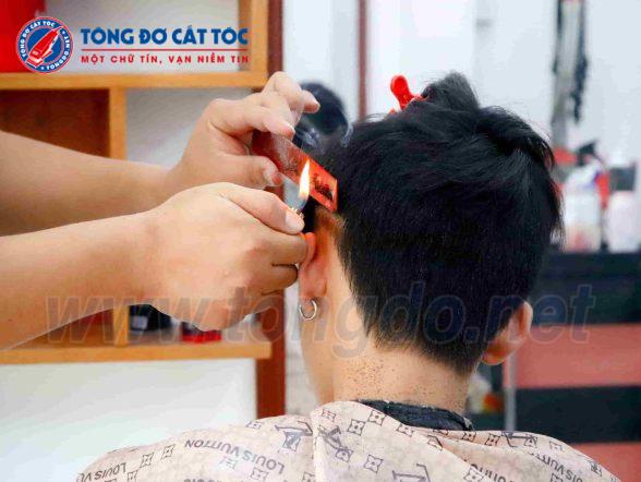 Tuyệt chiêu cắt tóc bằng lửa độc nhất Sài Gòn của anh thợ 4 năm khổ luyện |  Báo Dân trí
